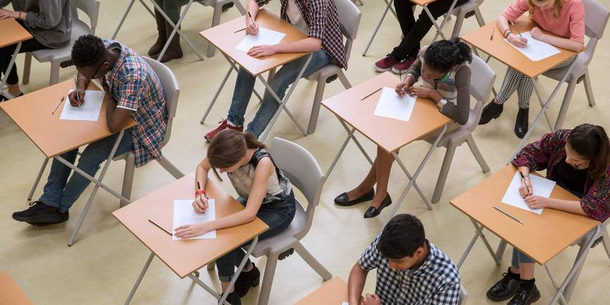 Una academia cierra y deja a cientos de opositores sin preparación a un mes del examen